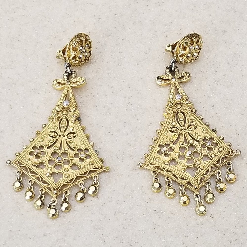 STATEMENT JOSE MARIA BARRERA HAMMERED KITE SHAPE GOLD DANGLE CHANDELIER EARRINGS